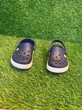 Crocs Kids Navy Blue Slip-On Clogs with Heel Strap size 6-7c